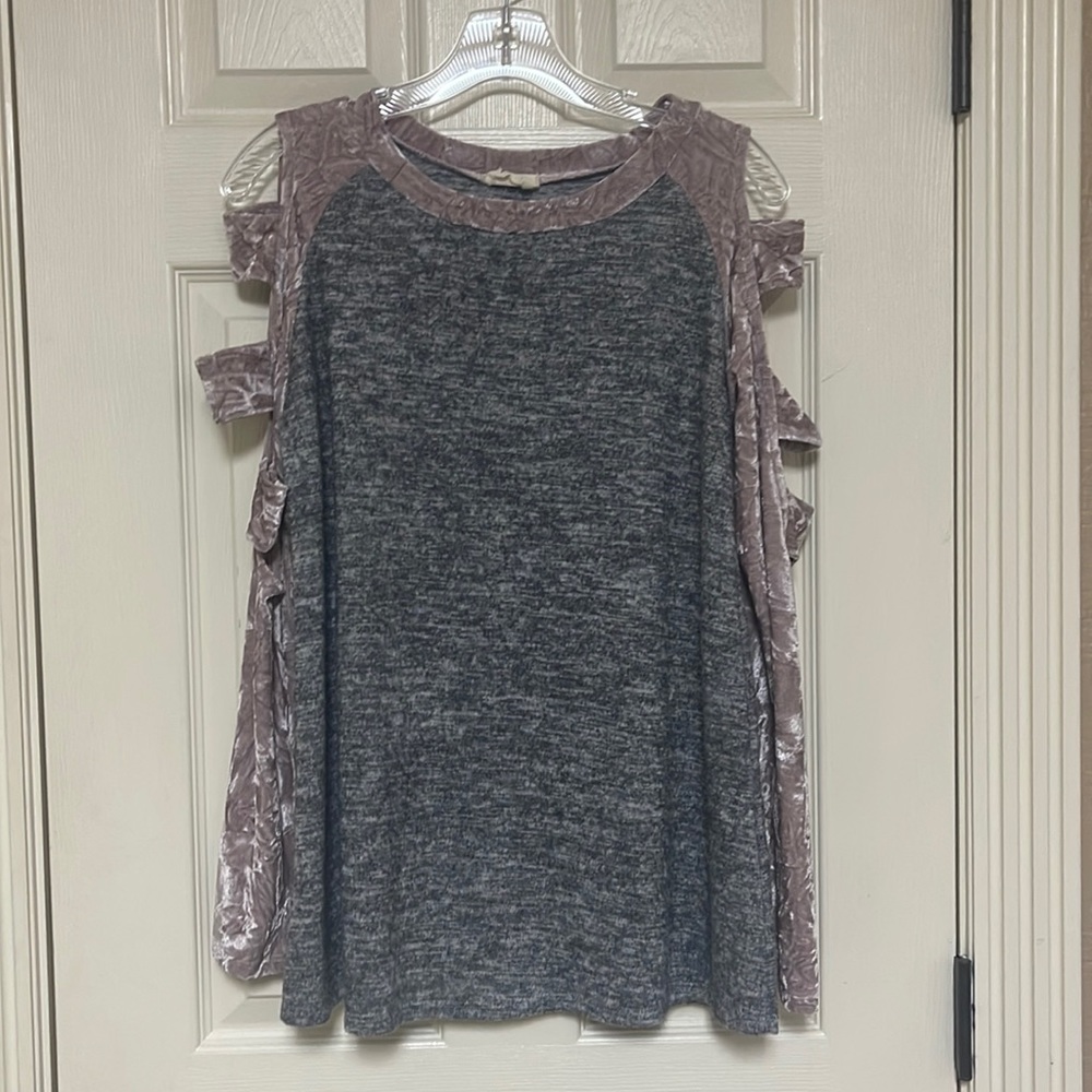 1 4 3 Story by Line up. Size small top. (Tag has been removed) Velour sleeves